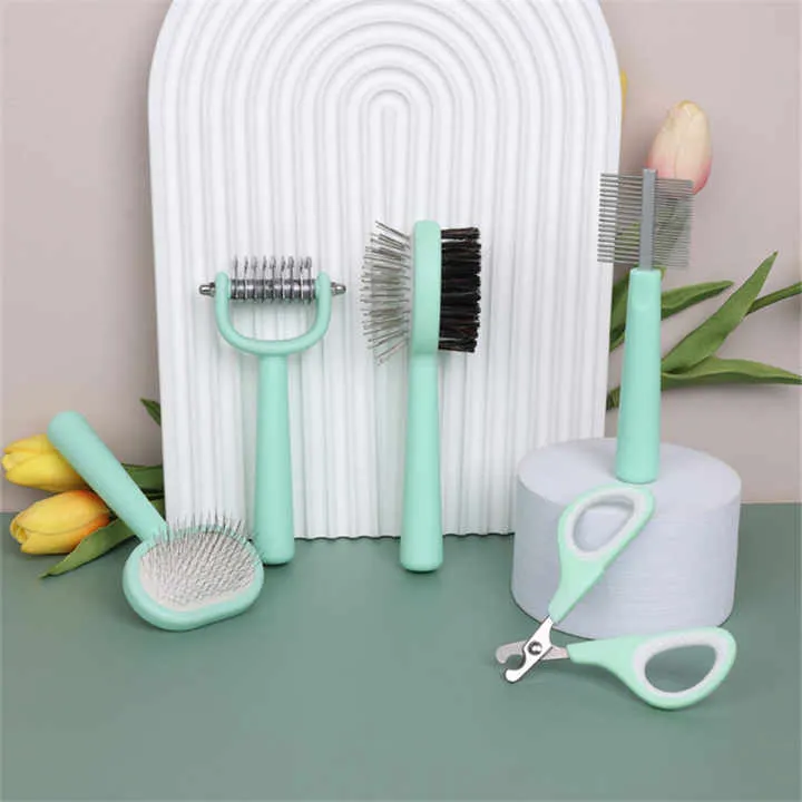 شعر الحيوانات الأليفة ، مشط القط ، مقص . Pet hair, cat comb, dog nail clippers, h